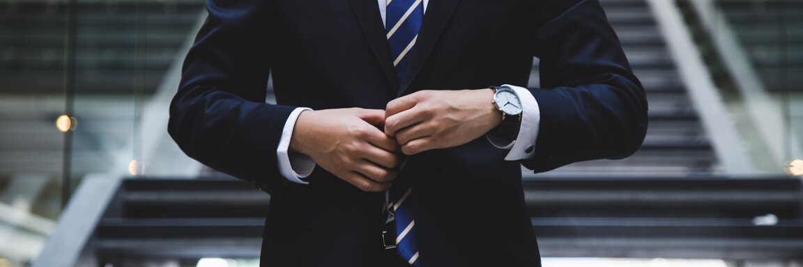 Entspannter Meister mit Telefon im Business-Umfeld